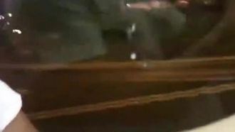 Polystudent macht ein wildes Selfie und der Protagonist demonstriert Busmasturbation