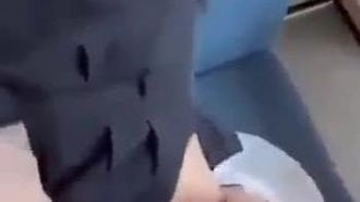 L'ultimo video virale di fascia alta trapelato della poliziotta domestica Zhang Jinyu che fa sesso con una ricca seconda generazione di fronte all'edificio della CCTV