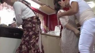 Bonne journée en famille. La belle-fille aide d'abord la belle-mère à satisfaire son beau-père qui s'affaire dans la cuisine, puis réveille le frère aîné avec du sexe oral.