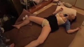 계단에서 술에 취한 가슴이 큰 이웃을 발견하고 집에 데려가서 잘 보살펴주었습니다.