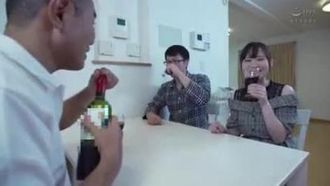 L'épouse douce et attentionnée devient un outil de libération sexuelle pour le beau-père et ses amis