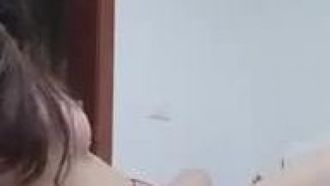 Han Min, la diosa con mejor figura y piernas largas, seduce al repartidor de Meituan y tiene sexo en la casa alquilada. Le follan las tetas y tiembla salvajemente, y sigue hablando de forma zorra.