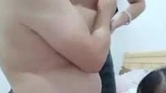Der alte Mann penetriert gewaltsam zwei reife Frauen, die immer noch den Charme des Sex haben. Ihre schwarzen Körper sind wirklich großartig und sie sind beim Masturbieren sehr sexy.