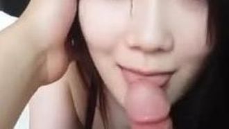 Bella ragazza fa sesso orale e poi la scopa