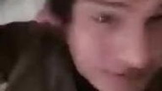 La belle-mère a été jouée jusqu'à l'orgasme par son gendre alors que sa fille n'y prêtait pas attention.