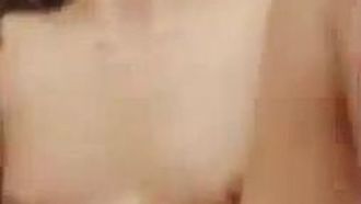 머리가 짧은 아름다운 동료가 콘돔을 착용하지 않고도 직접 사정할 수 있다면 상관없습니다.