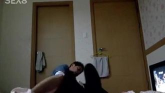 女孩剛裡屋就被扒褲子爆操內射爽死了