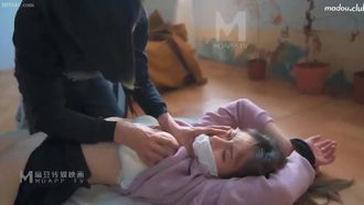 MD0105 痴漢尾隨強制性交 / 廢墟內火爆硬上