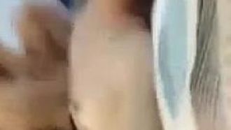 タトゥーのある台湾の若い女性が食事中にセックスするように頼まれ、ソファーで直接セックスし始めた
