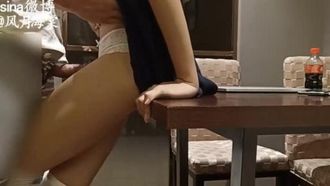 Il guru di Internet dà lezioni di tutoraggio ad una studentessa, la mette sul tavolo, geme e la stimola