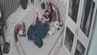 Una cámara doméstica muy popular recientemente. Una hermosa joven se masturba apasionadamente a las 12 de la noche. Toca el agua que sale de su vagina. ¡Pone su teléfono móvil cerca de su coño para que los internautas lo espíen de cerca!