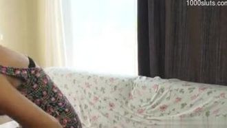 Europäisches und amerikanisches Mädchen, das zum ersten Mal eine japanische Massage ausprobierte