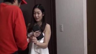 送貨員故意露出尖挺的肉棒引誘已婚婦女