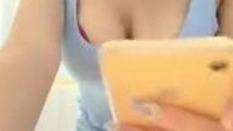戶外美女主播勾搭學生仔開房還讓他喊來3個同學一起輪流操最後竟然全部敗下陣