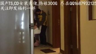 현실! 복장 도착자 TSCD 여장을 한 암캐 Zilin이 배달원을 유혹합니다.