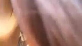 La seconda cognata di una conduttrice del nord-est ha sedotto un autista di Didi durante una trasmissione in diretta all'aperto. L'autista l'ha scopata duramente e le ha fatto un creampie senza preservativo. L'autista ha detto che ti avrebbe dato dieci yuan per comprare la pillola anticoncezionale.