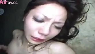 Vidéo de viol collectif violent multi-P au goût prononcé, éjaculation faciale, urine, humiliation et entraînement d'une belle esclave