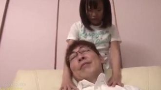 딸은 아빠의 성적 욕구를 돕는다