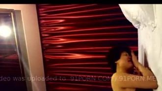 La ricca madrina ha fatto sesso con il suo figlioccio in hotel mentre suo marito era via. Lei era giovane ed energica e ha scopato direttamente la sua madrina