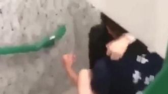 Sau Mau Ping 뒷계단에서 경주하는 용선이 계단통에 드럼을 걸어 놓습니다.