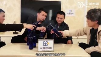 [Tianmei Media] TM0165 어머니의 성노예 길. 섹시한 젊은 여성이 아들과 동급생들에게 성노예가 되도록 훈련받았다.