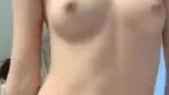 Petite beauté dansant nue et prenant un selfie 02