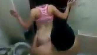 Filmer secrètement une sœur et un frère incestueux en train de manger en secret dans la salle de bain