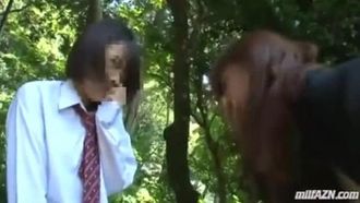 Ich sah zu, wie meine Lehrerin von einem männlichen Schüler in der Klasse in ihre Muschi gefickt wurde. Die Lehrerin konnte nicht anders, als zu spritzen.