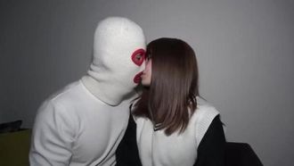 Per favore, dai un'occhiata da vicino ad ogni angolo di questa ragazza amatoriale dal seno grande.