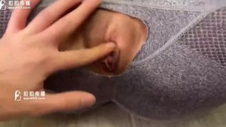【扣扣传媒】QQOG-043 姐姐特殊瑜伽教学 特污兔