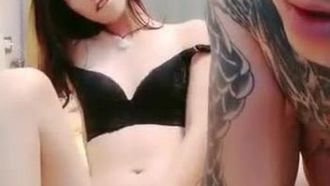 Die schöne Flugbegleiterin „Schwägerin“ und der tätowierte Adonis „Schwager“ haben eine inzestuöse Affäre. Der Schwager fickt sie hart und fickt sie bis zum Orgasmus. und spritzt ihr in den Mund. HD-Quellcode