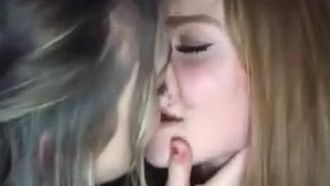 Adolescenti lesbiche che si baciano