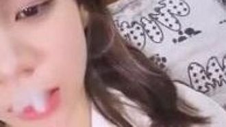 嬌小身材妹子和炮友啪啪秀，口交大屌特寫後入從下往上視角張開雙腿猛操