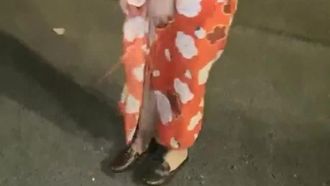La tenue JK a exposé le tronc sur la route la nuit et s'est masturbée, portant un collier et un plug anal agenouillé et rampant, des bas résille sexy d'une seule pièce