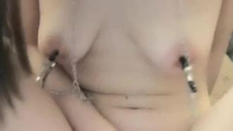 Uma beldade bonita dá um grande show de masturbação. Ela brinca com os seios nus com um dilatador vaginal e depois fode rapidamente, gemendo e ofegando.