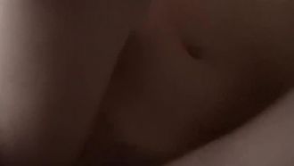 32세의 이혼한 창녀는 얼굴을 보여주고 섹스를 하기 위해 방에 체크인하며 좆까, 아빠, 나랑 박는 게 기분 좋니? 나 쌀쌀맞아요라고 울부짖었다. 오랫동안.