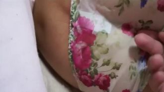 La cognata che ama scoparla si toglie le mutandine e le guarda la figa, e seduce la moglie per non intralciarla.