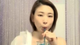 台湾熟女女优林美玲直播大秀第二部 拨开内裤震动棒自慰浴室洗澡 很是诱惑喜欢不要错过