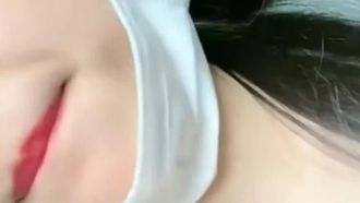 L'ultime relation à gros seins avec Li Fei'er en extérieur, jouant avec un vibromasseur dans la voiture, et elle est devenue tellement excitée qu'elle est allée à un rendez-vous à l'hôtel et a eu des relations sexuelles intenses avec ses gros seins tremblant sauvagement