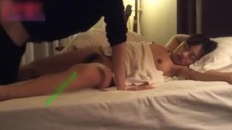 Avantages Premium - Une belle présentatrice aux gros seins du nord-est de la Chine qui a une apparence pure et belle rencontre un vieil internaute pour le dîner, se saoule et l'emmène dans un hôtel, où ils commencent à baiser, puis ils la baisent à nouveau après avoir joué avec elle !