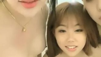 Das TS-Girl verabredet sich mit zwei jungen Mädchen zum gemeinsamen Sex, wobei eine Nahaufnahme der Penetration ihrer Muschi zu sehen ist