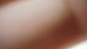 Outdoor-Prostituierte filmte heimlich „Cousin Poverty Alleviation Street Girl“ beim Fastfoodessen in einem einfachen Bungalow mit ekstatischem Gesichtsausdruck