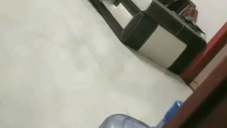 Inceste sœur-frère super excitant. Mon beau-frère n'est pas à la maison. Ma sœur s'ennuie à la maison et veut faire l'amour. J'utilise ma grosse bite pour réconforter la chatte de ma sœur en bas noirs.