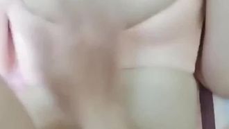 継母が昼食を作っている間、彼女のいたずらなゴッドソンのJ8は風油を塗られ、密かに攻撃され、レイプされます。継母のピンクのマンコは後ろから貫かれ、犯され、中出しされます。