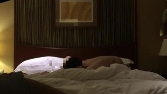 91 O grande Sr. Gato está em viagem de negócios e tem um encontro no hotel com milhares de pessoas. Ele está pensando na jovem de seios grandes há muito tempo. Essa bunda é realmente perfeita para foder e é muito charmosa.