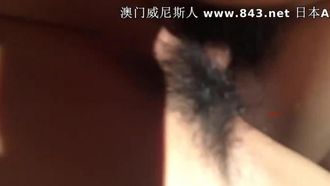 私は夜残業し、夜食を食べました。いつもはエッチな同僚の女性をホテルの部屋に連れて行きました。彼女は私に「もてなしされたくない」と言ったのですが、私のペニスは震え続け、彼女はそれを楽しんでいたのです。