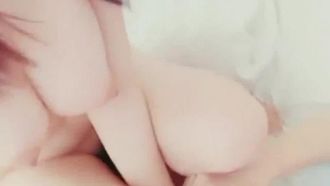 La paffuta conduttrice di bellezza Wu Guoguo 0427 ha uno spettacolo dal vivo a pagamento e fa sesso orale con la sua amica del sesso. È molto allettante.
