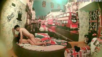 Leidenschaftliches College-Paar hat Sex in einem Hotel im britischen Stil. Das Mädchen ist so glücklich, dass sie vor Ekstase schreit. Sie hat einen schlanken Körper und wird gefickt.