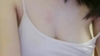 Eine junge Frau mit rosa und schönen Brüsten reibt ihre Brüste und drückt die Milch aus und füllt sie in die Flasche. Wenn es Ihnen gefällt, sollten Sie es sich nicht entgehen lassen.
