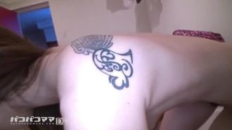 Donna sposata fa sesso a casa - gioca con suo marito! Un'infermiera che ha invitato un amico del sesso a casa sua